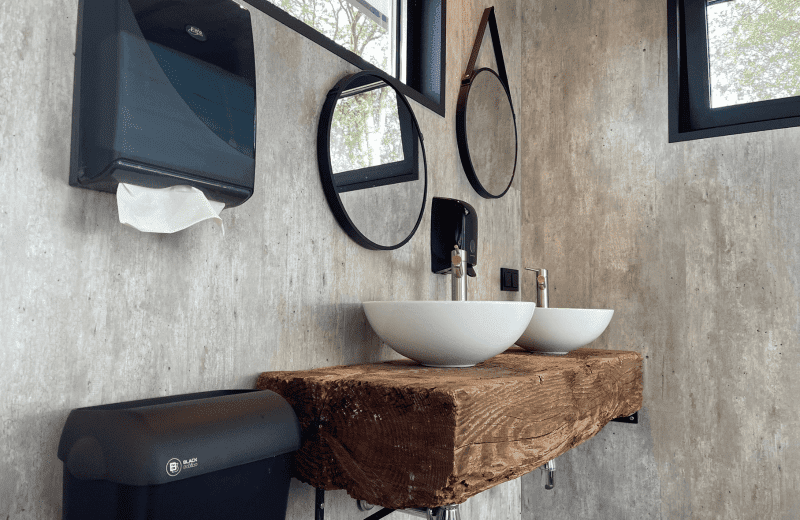 Camperplekluxesanitairbiesthoutakker